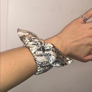 BOXED SCARF BRACELET